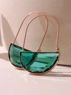 New! Mona Emerald Gold Crescent Earrings (1072) NWOT